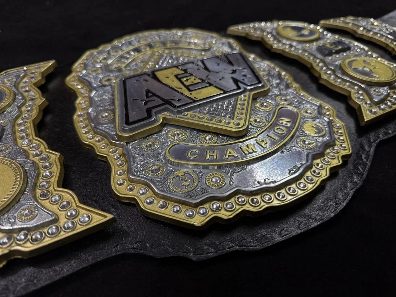 s-l1600_2_f5a467c5-cbde-4414-ae9e-fdf8f1f6a641-1 AEW 4mm Zinc metal plates Triple Layer Diecast Championship Title Belt Replica Free Shipping with belts bag adult size original cowhide leather strap - Image 23